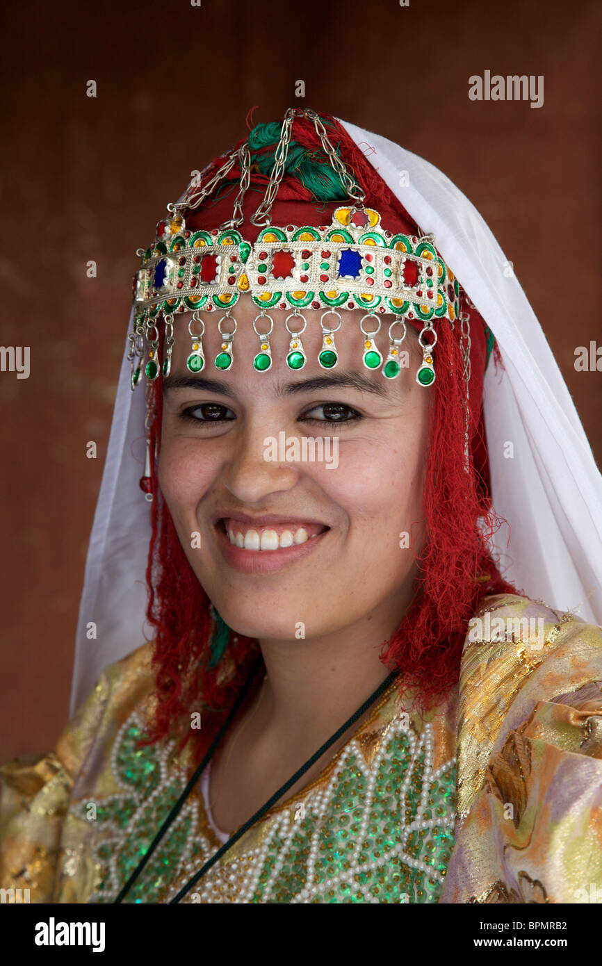 Une femme en costume traditionnel marocain à la fête du miel, d'Imouzzer  ida ou tanane dans la province d'Agadir, Maroc Photo Stock - Alamy