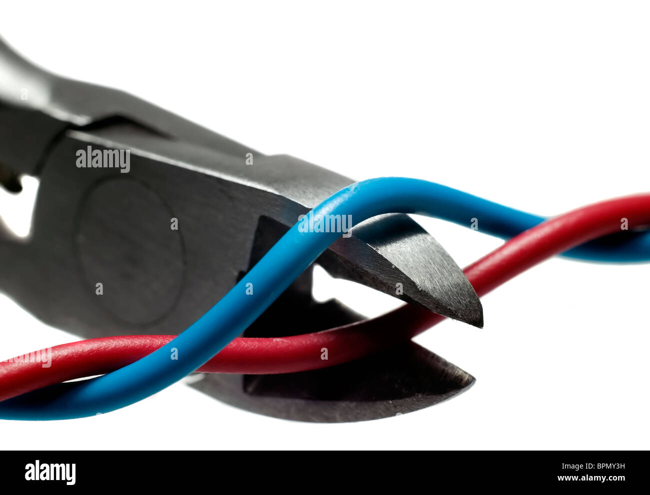 Pinces métalliques coupe fil rouge et bleu laissant Banque D'Images