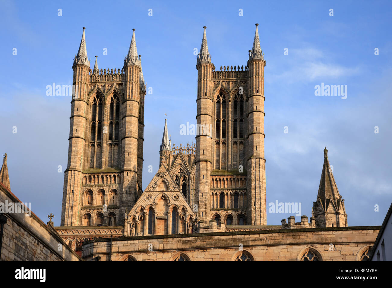 Lincoln, Lincolnshire, Angleterre, Royaume-Uni, Europe. L'architecture gothique de la cathédrale de tours d'église médiévale Banque D'Images