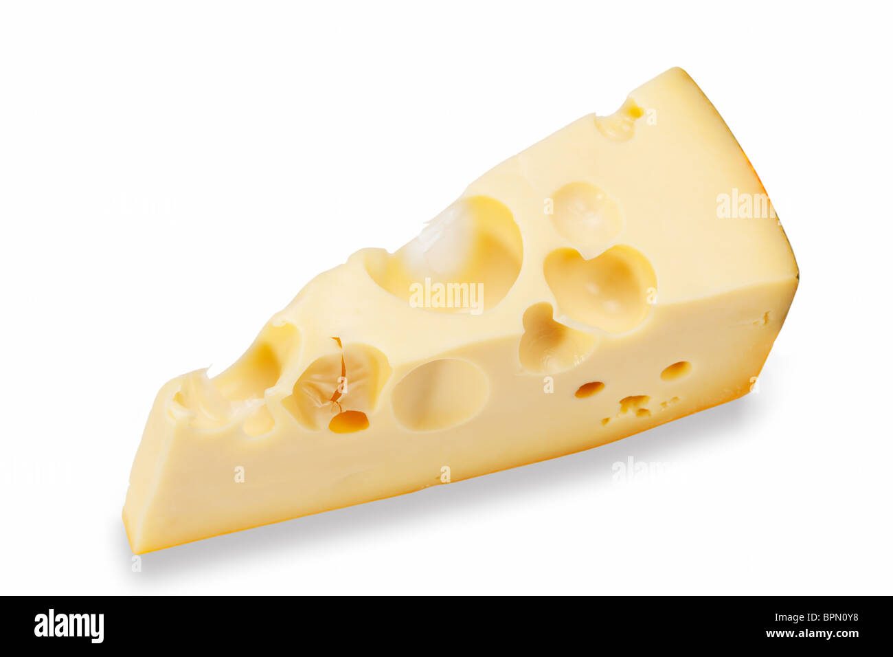Morceau de fromage de Radamer isolé sur fond blanc Banque D'Images