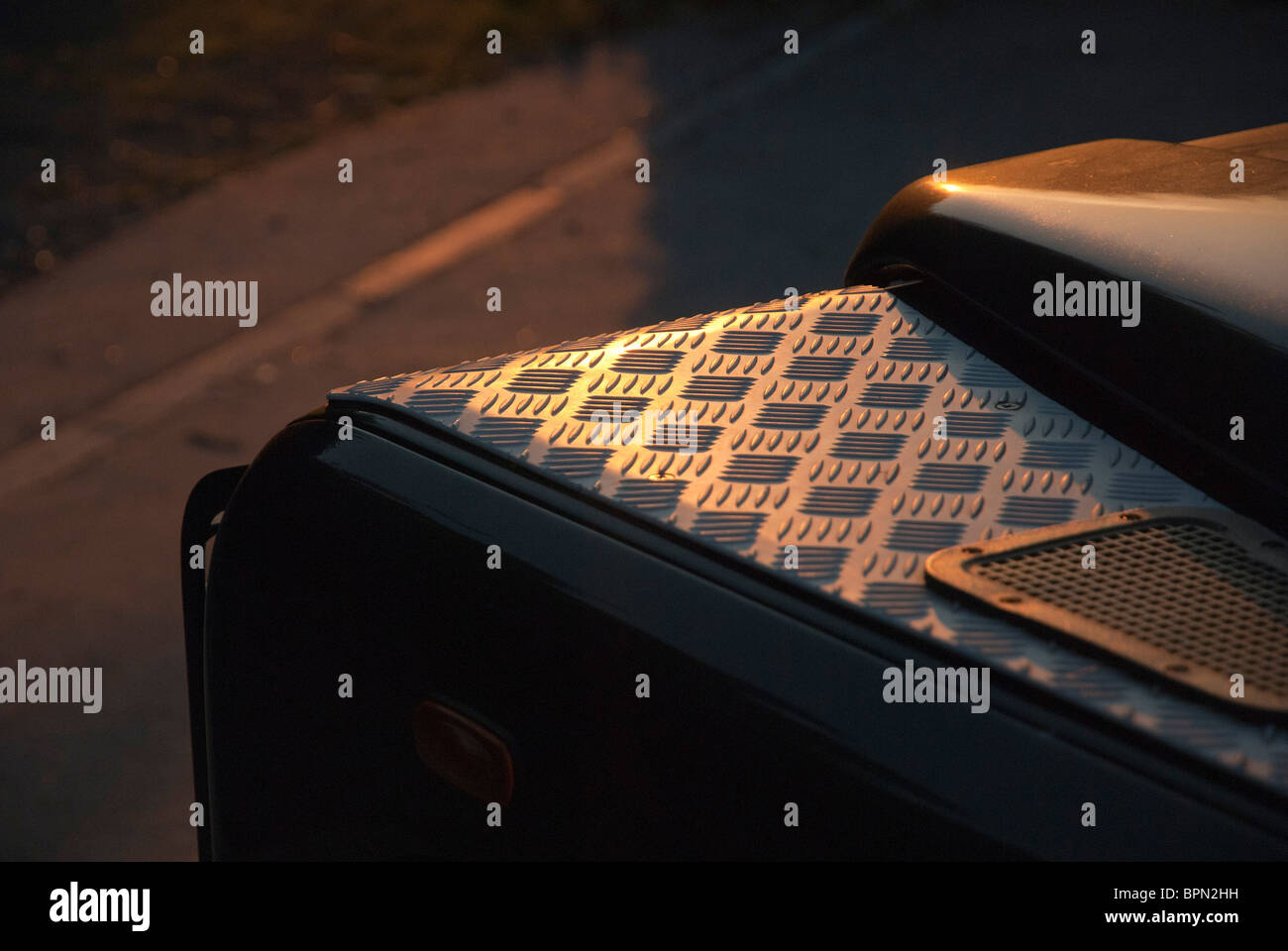 Plaque de métal à damier sur le dessus du passage de roue Land Rover Defender Banque D'Images