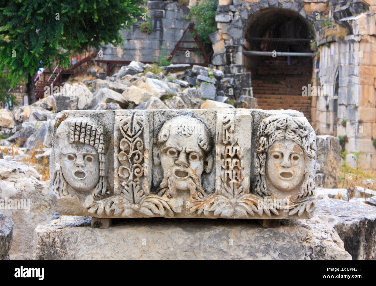 Sculpture dans l'amphithéâtre romain, Myra, côte lycienne, la mer Egée, en Turquie Banque D'Images