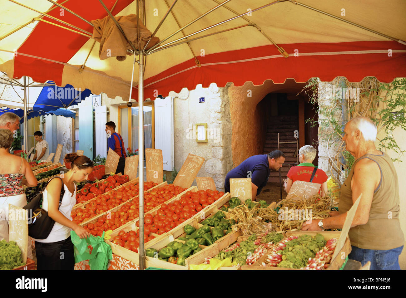 Les gens à un kiosque de légumes au marché provençal à Buis-les-Baronnies, Haute Provence, Provence, France, Europe Banque D'Images