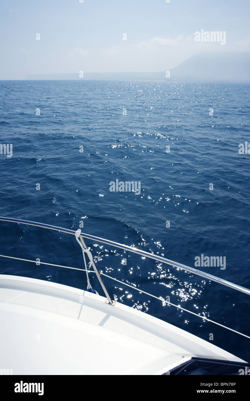 Bleu Méditerranée sur la mer bateau acier inoxydable blanc garde-corps pont de bateau Banque D'Images