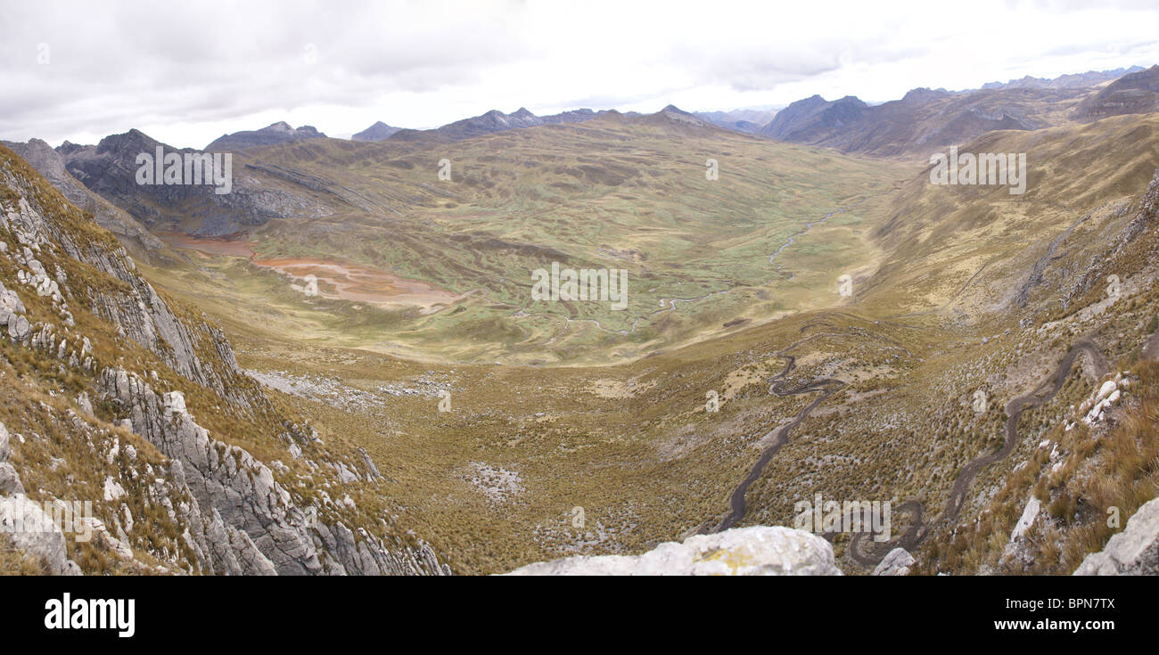 La route en zigzag et de larges vallées glaciaires, Cordillera Huayhuash, Andes, Pérou, Amérique du Sud Banque D'Images