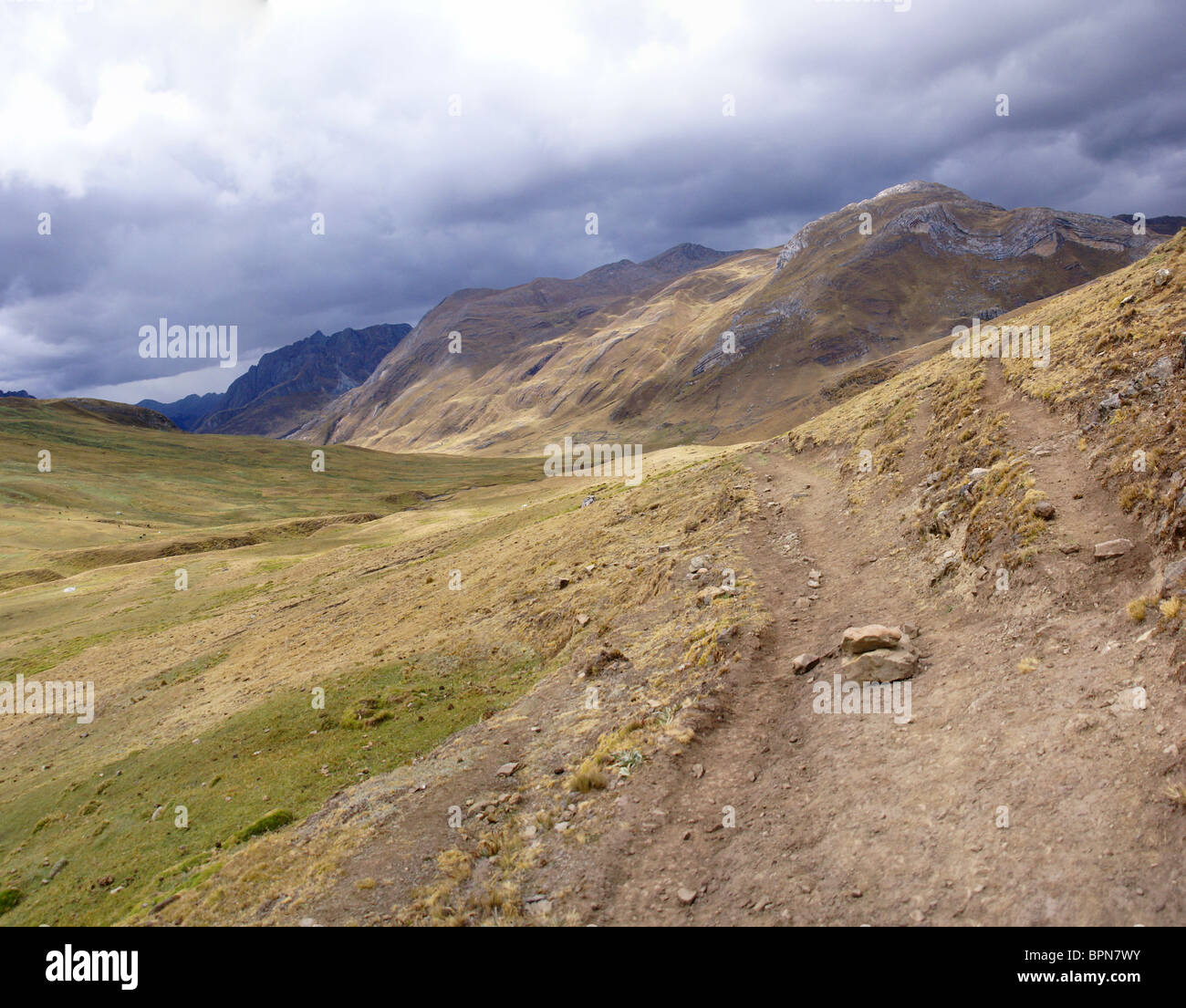 Collines dans une large vallée glaciaire, Cordillera Huayhuash, Andes, Pérou, Amérique du Sud Banque D'Images