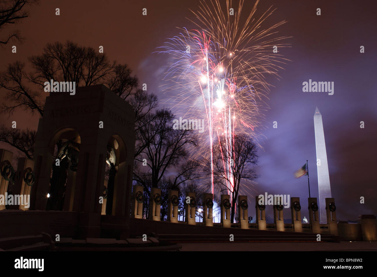 D'artifice sont lancés près du Monument commémoratif de la Seconde Guerre mondiale pour commémorer George W. Bush's deuxième investiture en tant que président. Banque D'Images