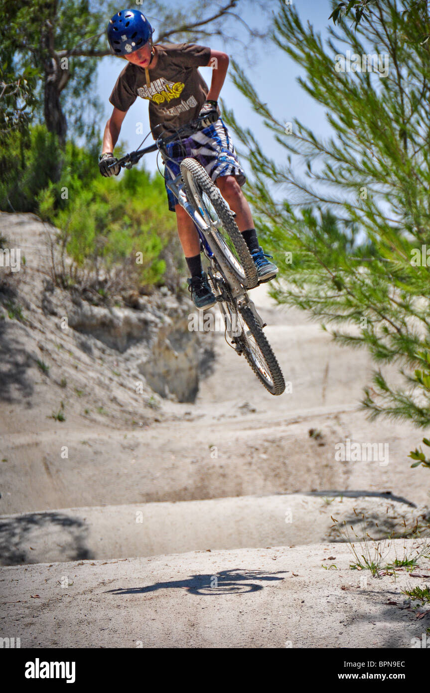 Équitation et vtt bmx Oakley à la piste dirt jump Banque D'Images