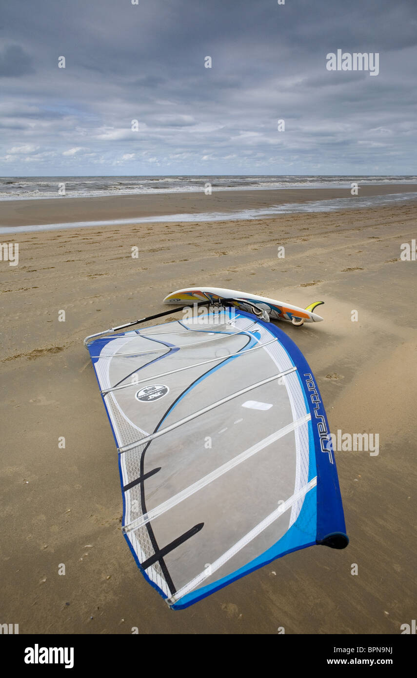 Planche de surf sur une plage vide Banque D'Images