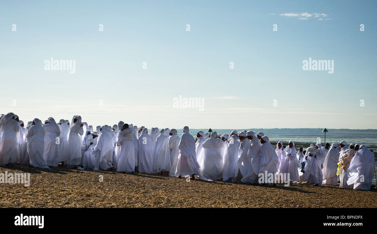 La Congrégation féminine des apôtres de l'Église du Jubilé de Muchinjikwa adorant sur plage à Southend on Sea Banque D'Images