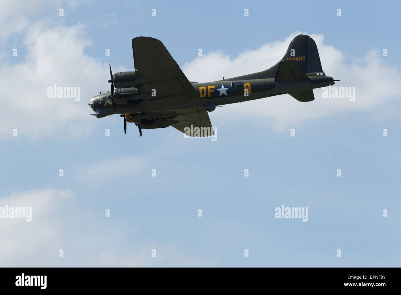 Sally B B-17 Flying Fortress flying passé dans le cadre d'un spectacle aérien britannique Banque D'Images