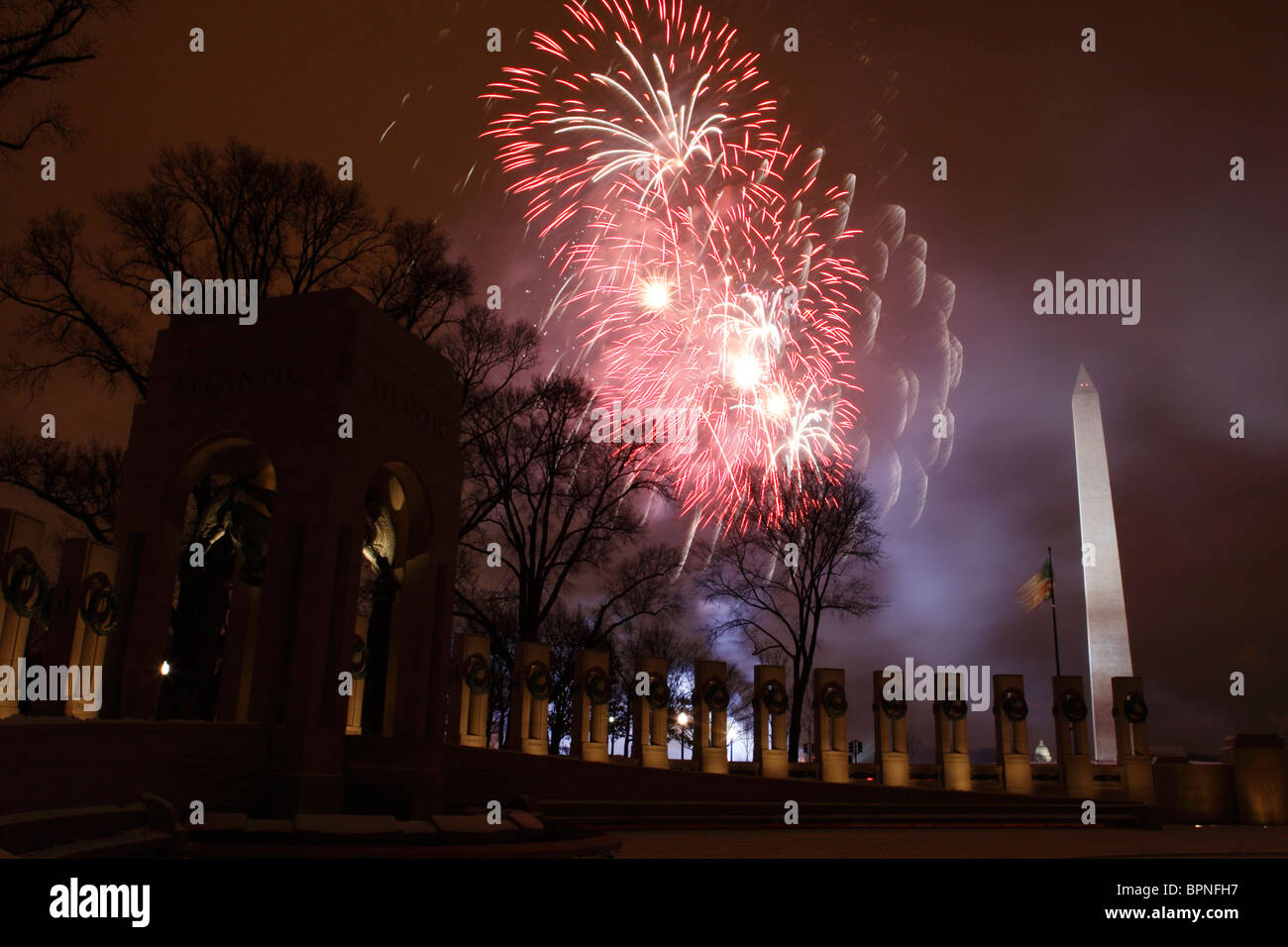 D'artifice sont lancés près du Monument commémoratif de la Seconde Guerre mondiale pour commémorer George W. Bush's deuxième investiture en tant que président. Banque D'Images
