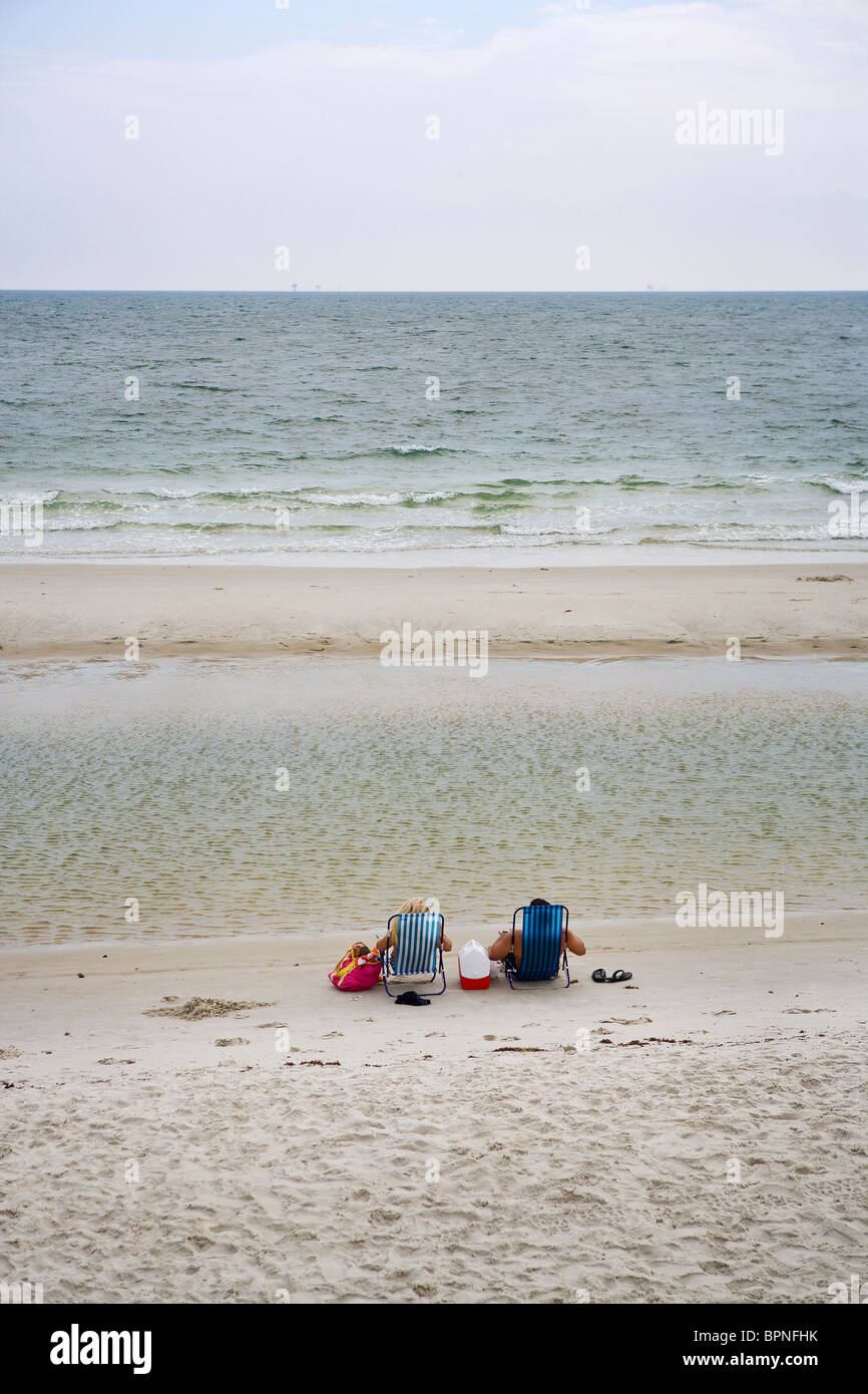 Nettoyer les plages presque vide mais avec de l'huile de forage sur l'horizon sur Dauphin Island sur la côte du golfe de l'Alabama. Banque D'Images