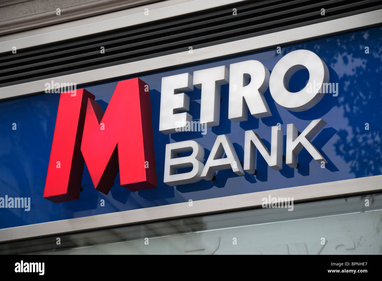 Vue en angle de la Metro le logo de la Banque à la première succursale britannique dans la région de High Holborn, London, UK. Banque D'Images