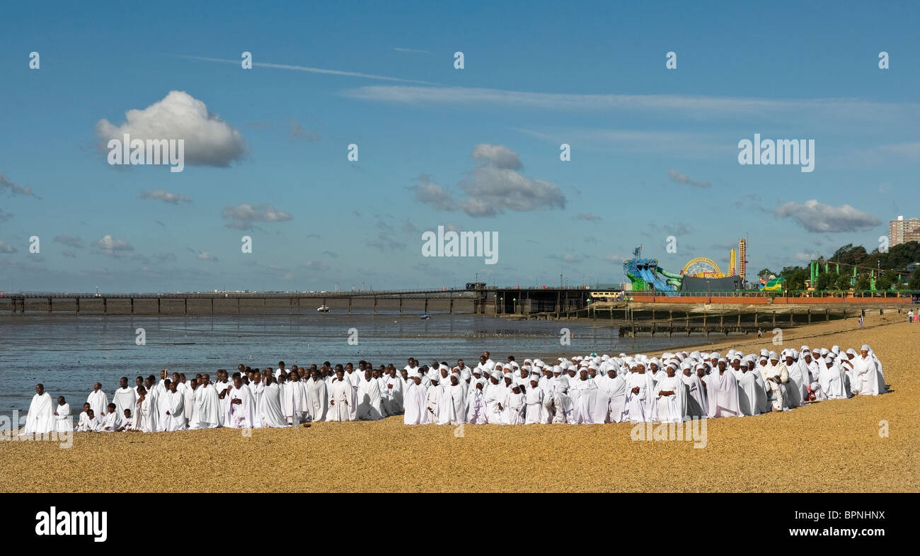 La congrégation des apôtres de l'Église du Jubilé de Muchinjikwa adorant sur plage à Southend on Sea. Banque D'Images