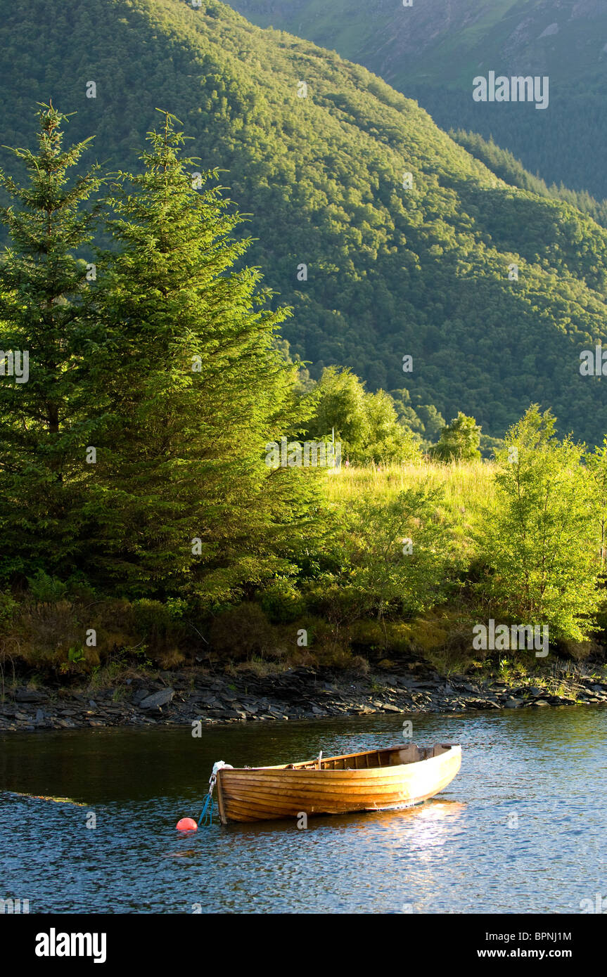 Bateau amarré dans une petite baie de Loch Leven, l'Écosse. Banque D'Images