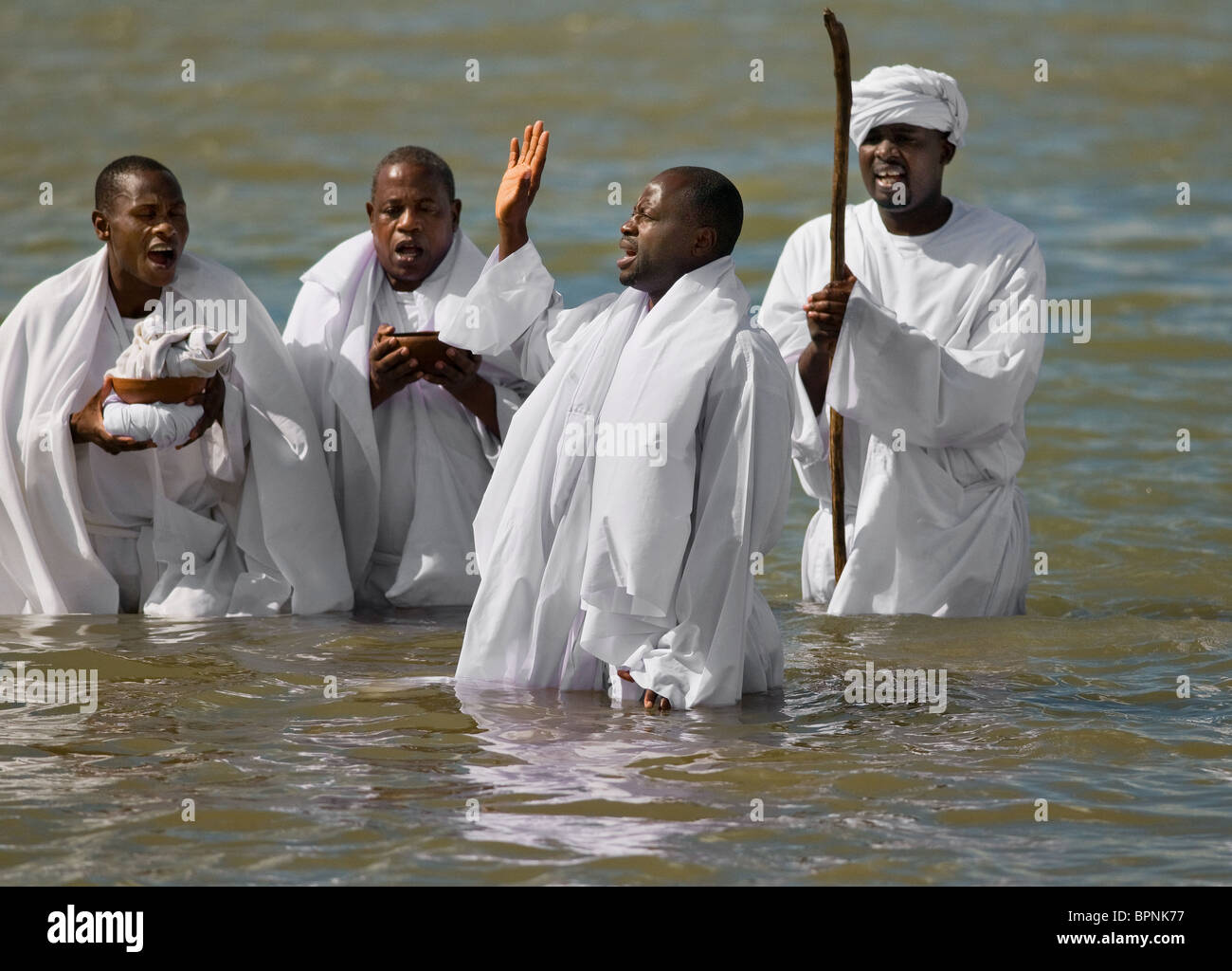 Les membres de l'Église des Apôtres de Muchinjikwa la préparation d'un baptême. Banque D'Images