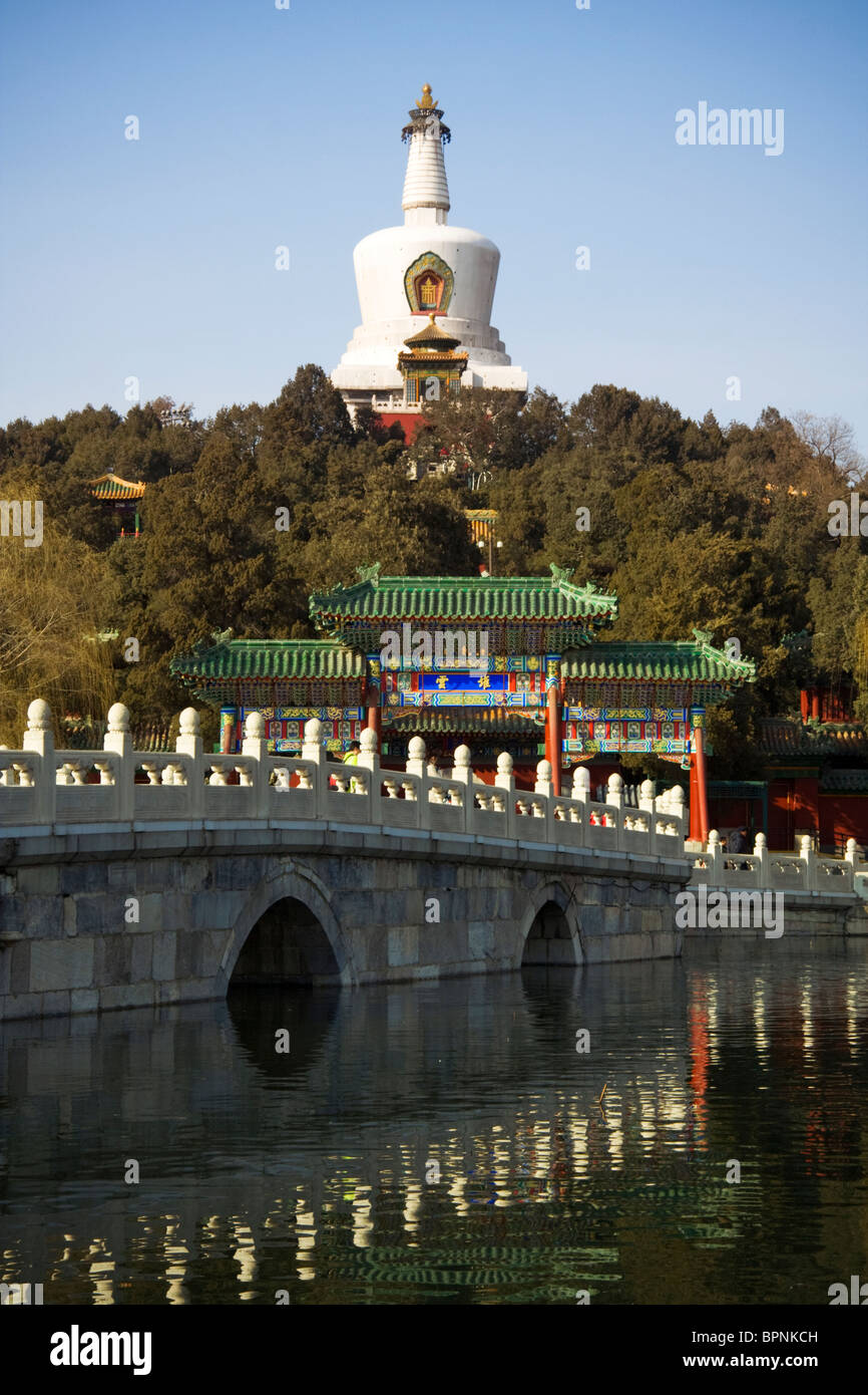 La Pagode Bai Ta (blanc) de Beihai Park, au nord-ouest de Beijing, Chine. Banque D'Images