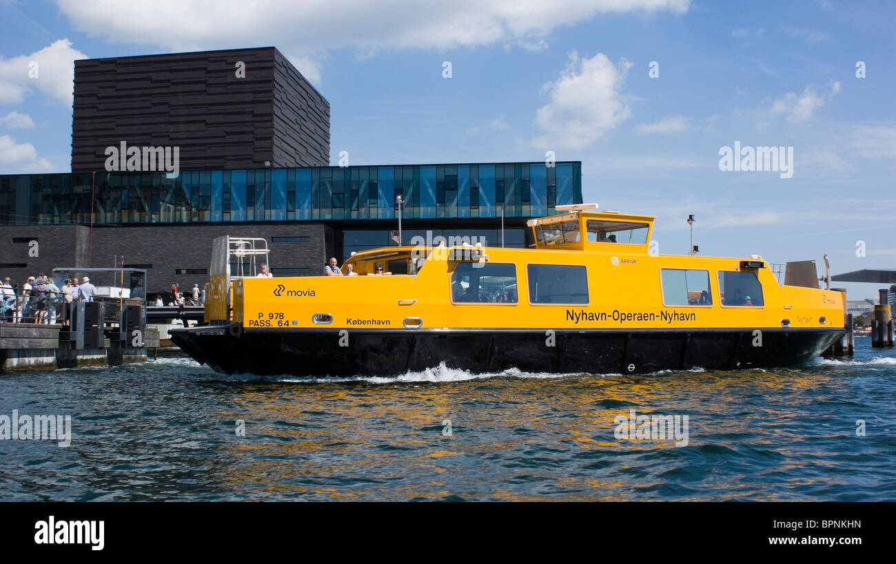 Une "marche sur marche off' en traversier Danemark Copenhague Nyhavn Banque D'Images