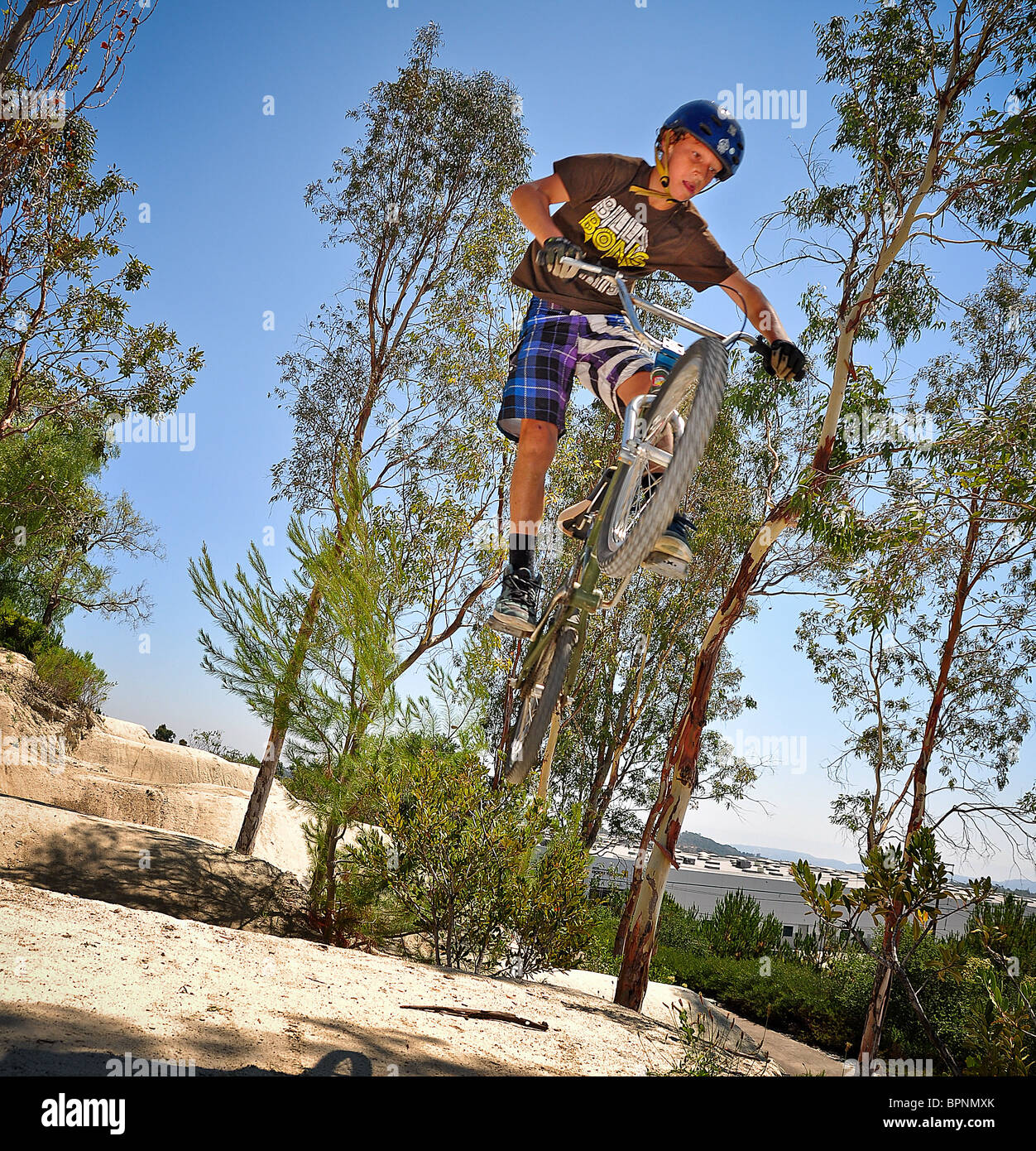 Équitation et vtt bmx Oakley à la piste dirt jump Banque D'Images