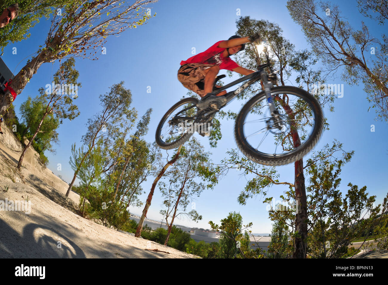 Équitation et vtt bmx Oakley à la piste dirt jump Banque D'Images