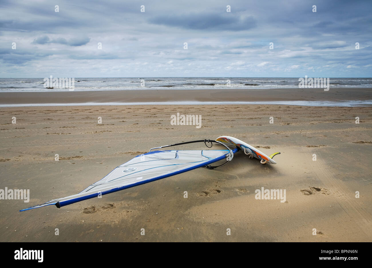 Perdu planche de surf sur la plage de Katwijk, Holland Banque D'Images