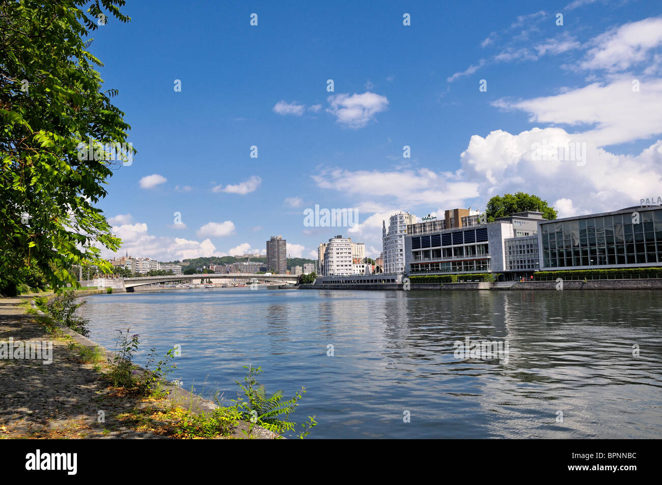 La Meuse à Liège au cours de l'été avec de beaux nuages. Calme et Blue River. Regardez la "Convention center". Banque D'Images