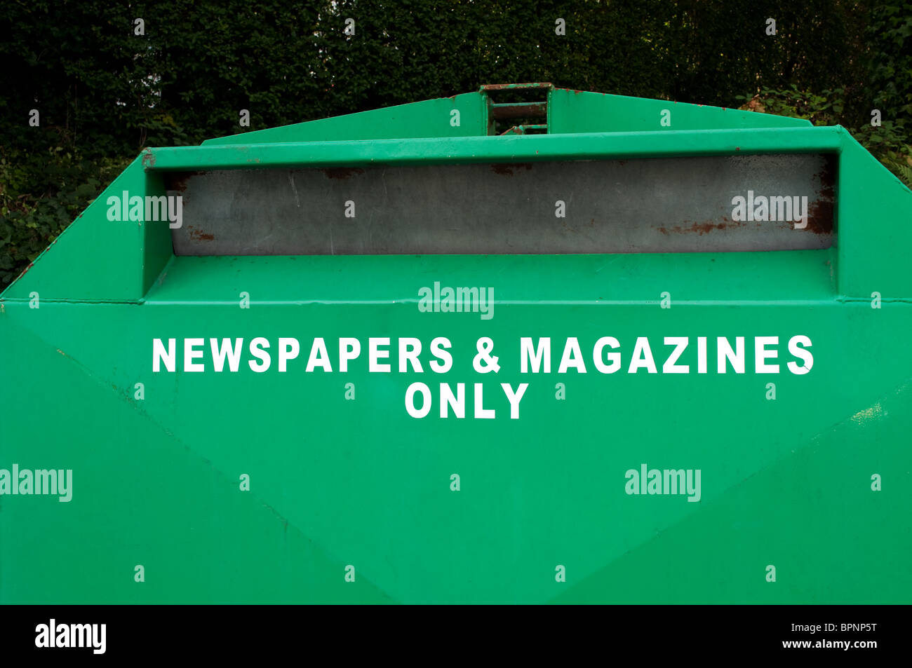 Un bac de recyclage pour des magazines et journaux, uk Banque D'Images