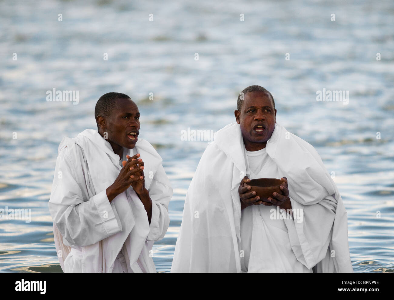 Deux membres de l'Église des Apôtres de Muchinjikwa la préparation d'une cérémonie de baptême. Photo par Gordon 1928 Banque D'Images