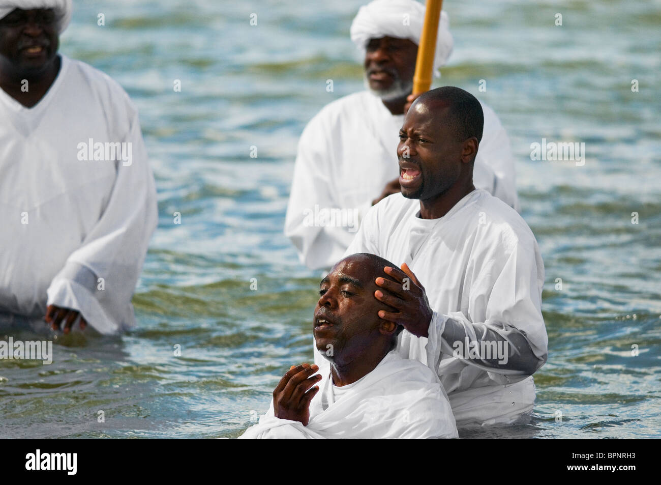 Un membre de la congrégation des apôtres de l'Église d'être Muchinjikwa baptisé dans la Tamise. Banque D'Images