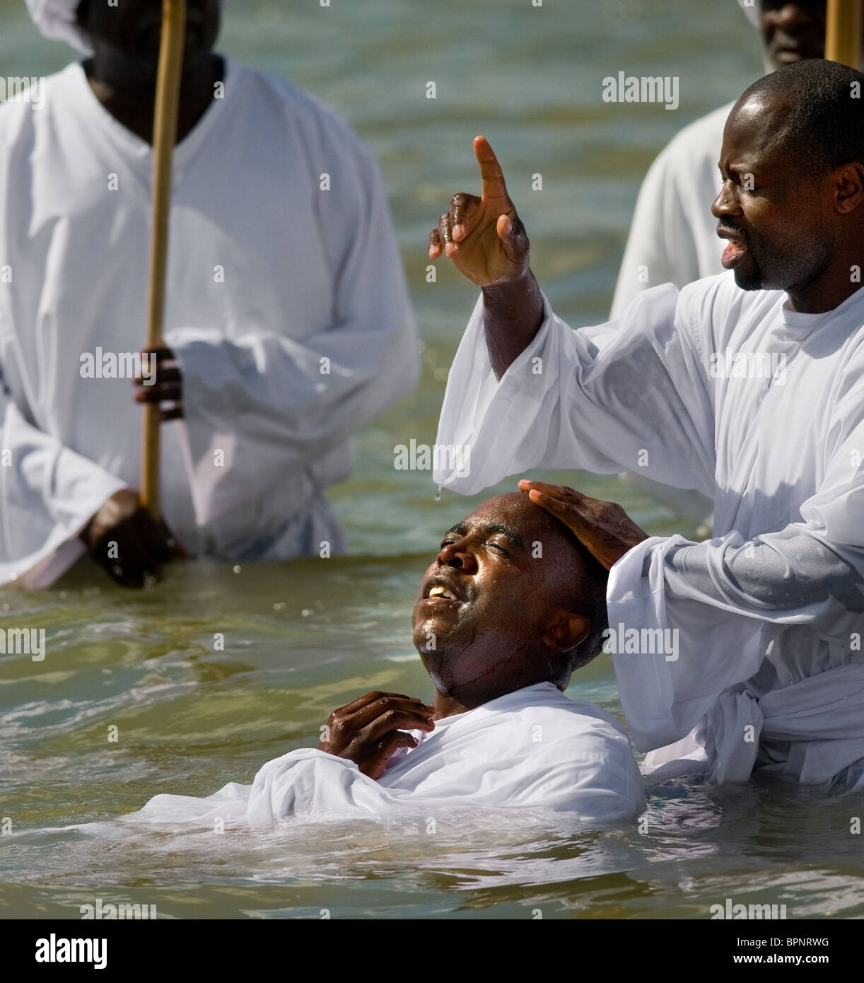 Membre de l'Église des Apôtres de Muchinjikwa étant baptisé dans la Tamise. Banque D'Images