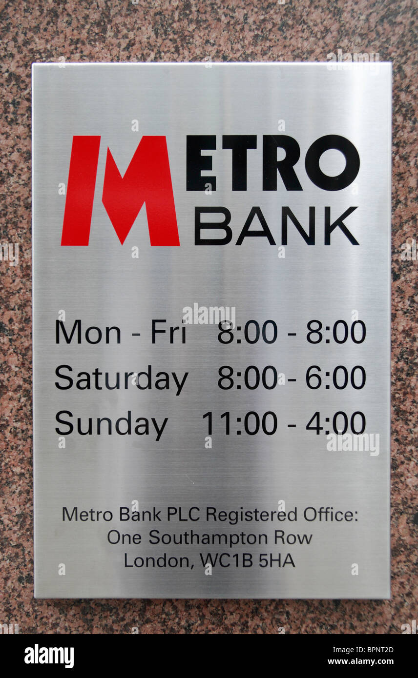 Walll plaque montrant les heures d'ouverture à l'extérieur de la Banque à la première UK Branch à Holborn, Londres, Royaume-Uni. Banque D'Images