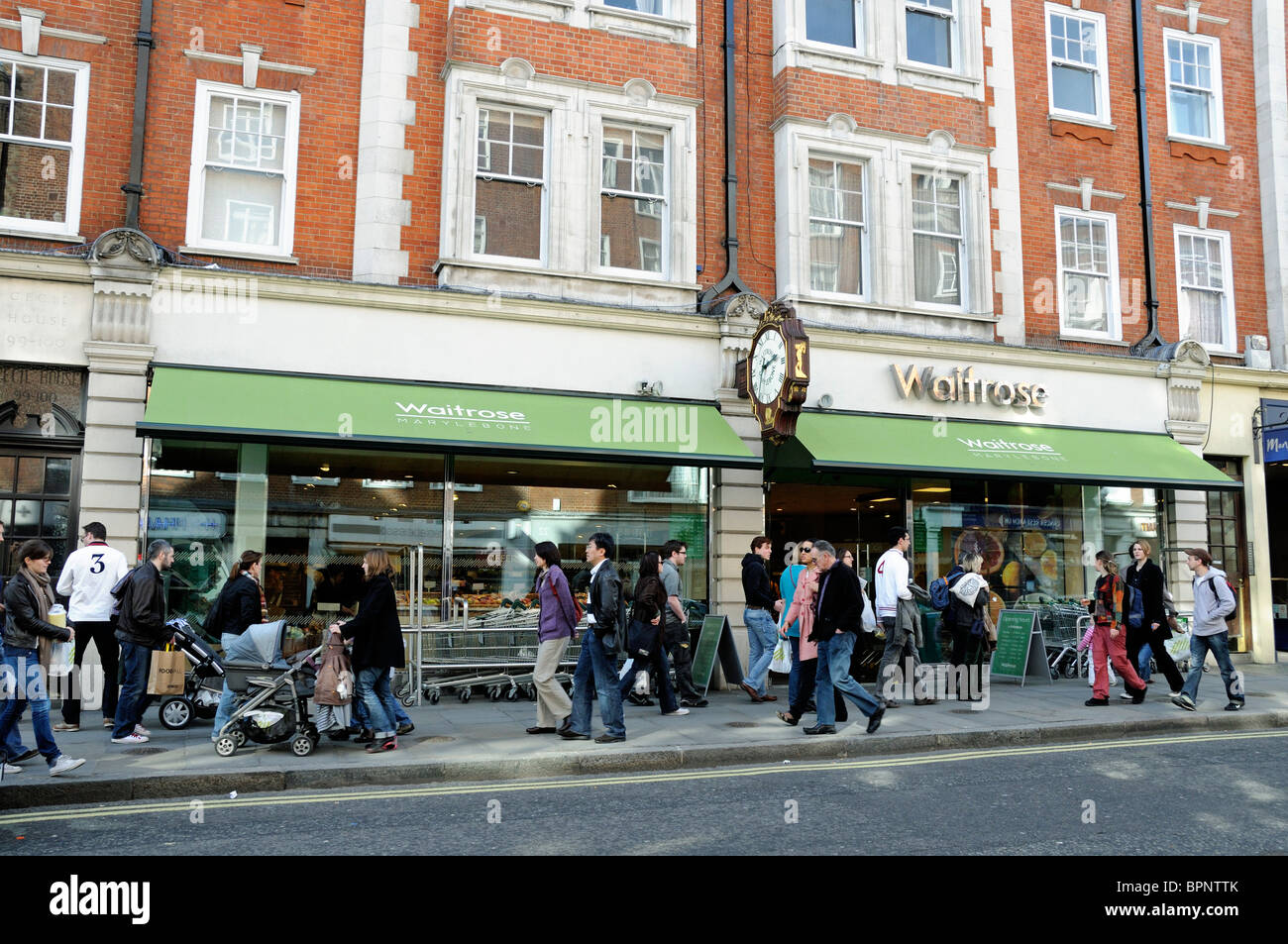 Les personnes de passage supermarché Waitrose, Marylebone High Street, London England UK Banque D'Images