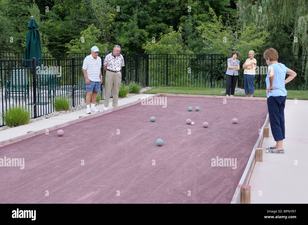 Les personnes âgées ayant un match de boules à une communauté de retraite. Banque D'Images