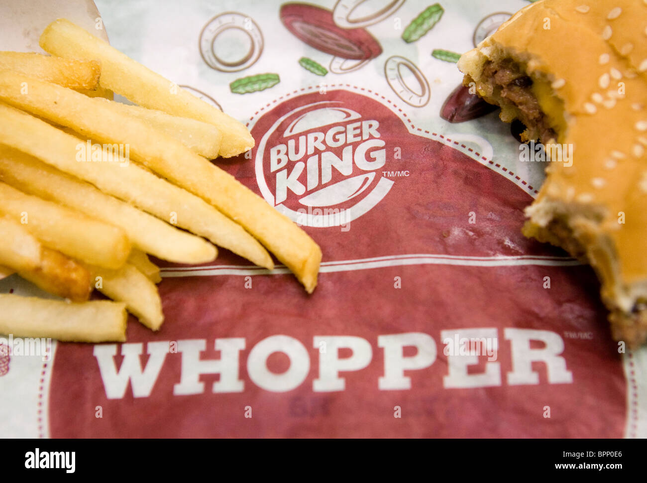 Un Burger King Whopper repas de valeur avec boisson et frites. Banque D'Images