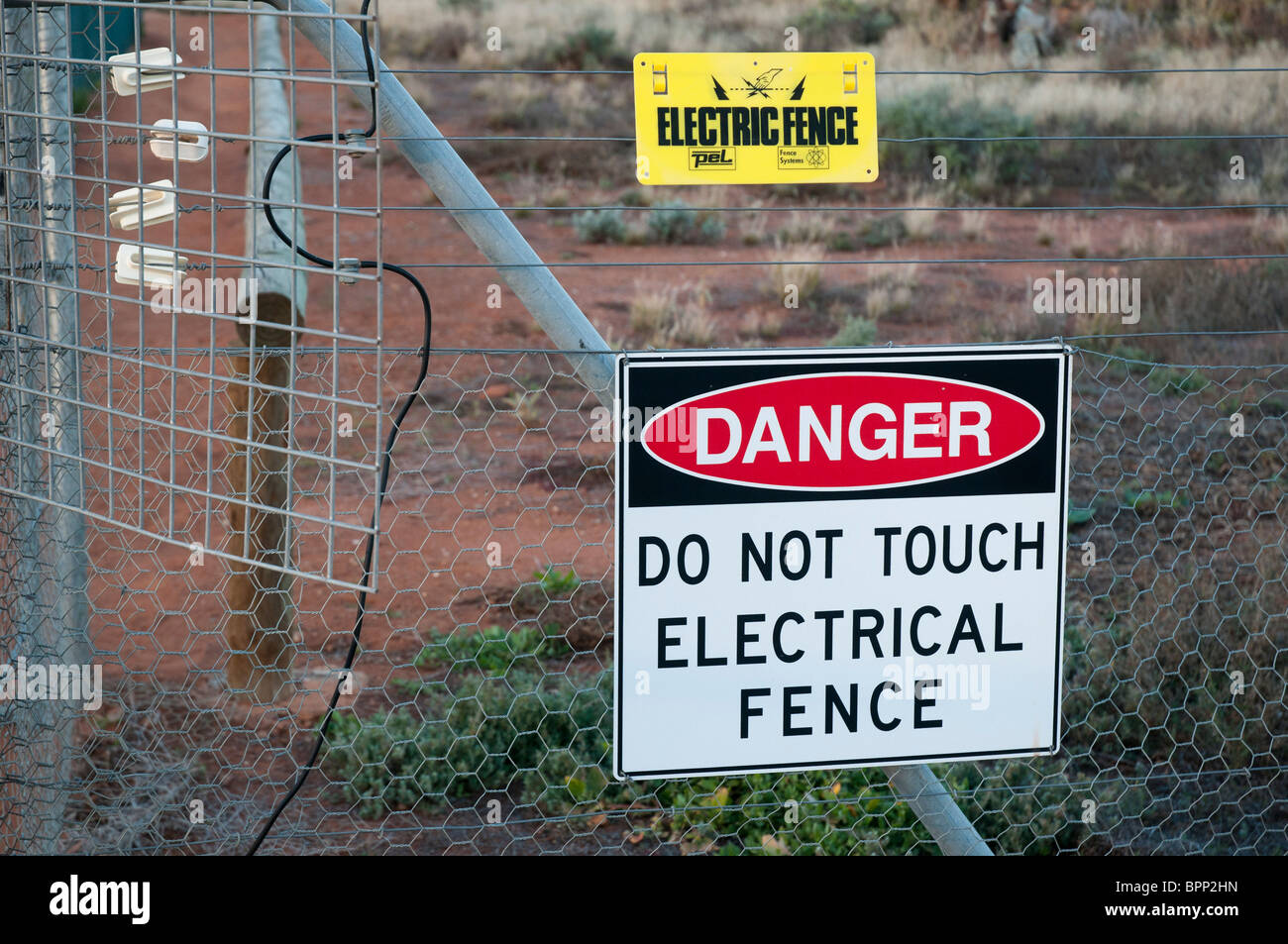 Signes sur une clôture électrique conçu pour conserver les espèces sauvages Banque D'Images