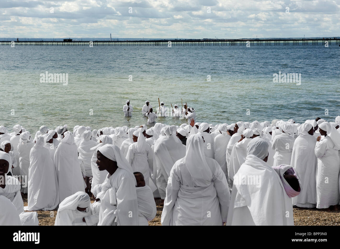 Les membres de l'Église des Apôtres de Muchinjikwa réunis sur la plage de Jubilee pour un baptême. Photo par Gordon 1928 Banque D'Images