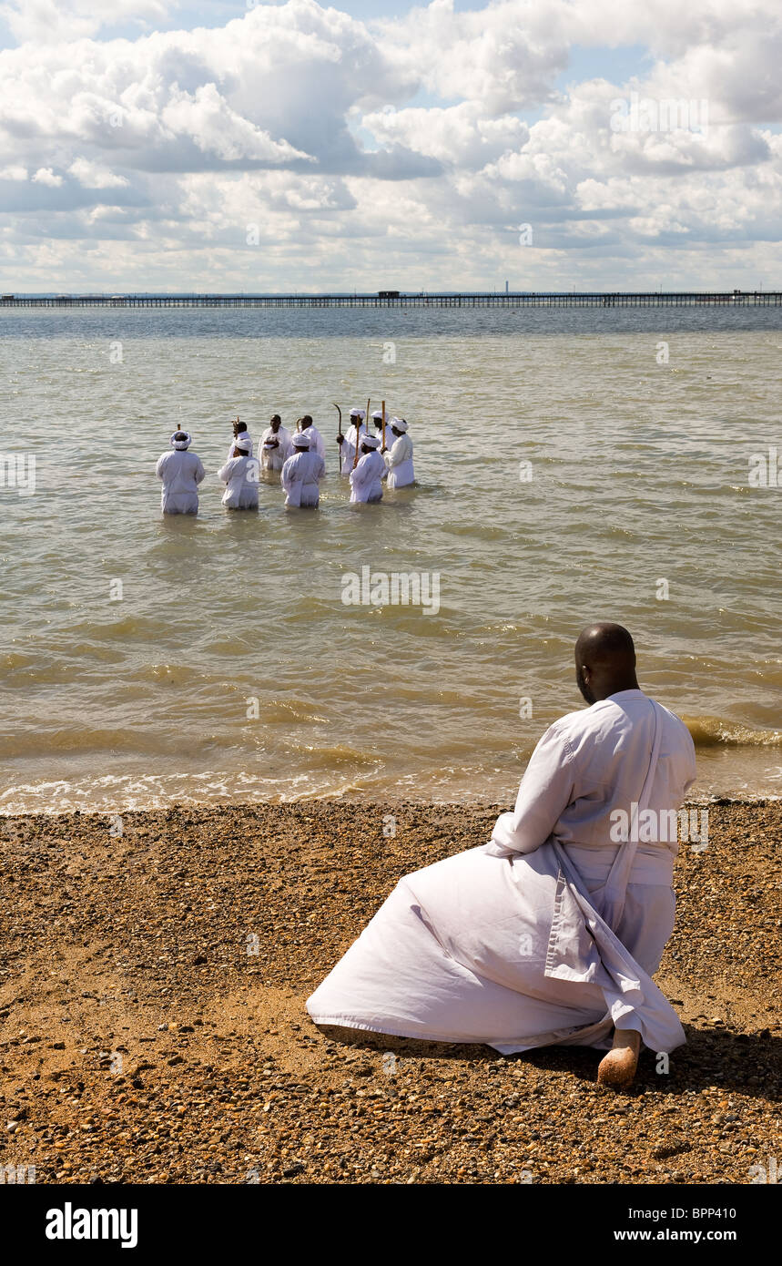 Les membres de la congrégation des apôtres de l'Église pour Muchinjikwa la préparation d'un baptême dans la Tamise Banque D'Images