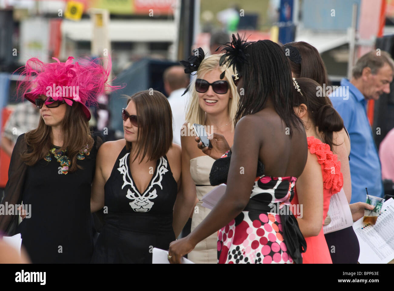 Les jeunes femmes en tenue pour Ladies' Day, Glorious Goodwood horse racing 29 juillet 2010. Banque D'Images