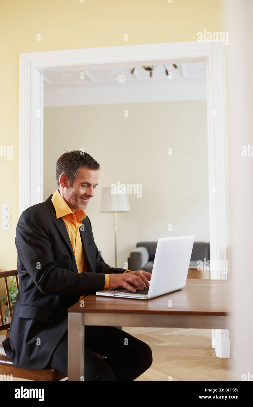 Man typing on laptop Banque D'Images