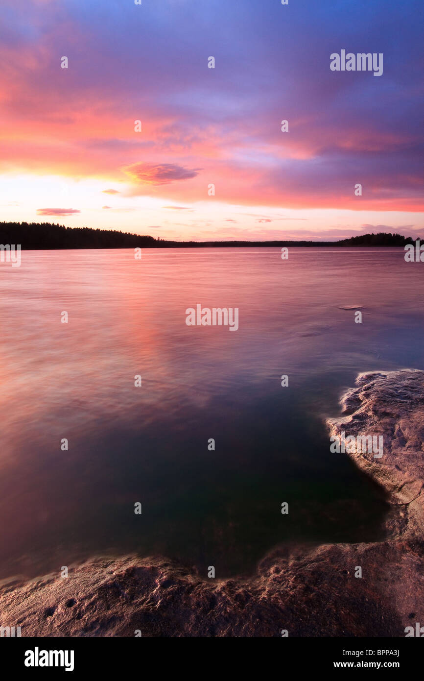 Coucher du soleil à Huggenes dans le lac Vansjø, Rygge kommune, Østfold fylke, la Norvège. Banque D'Images