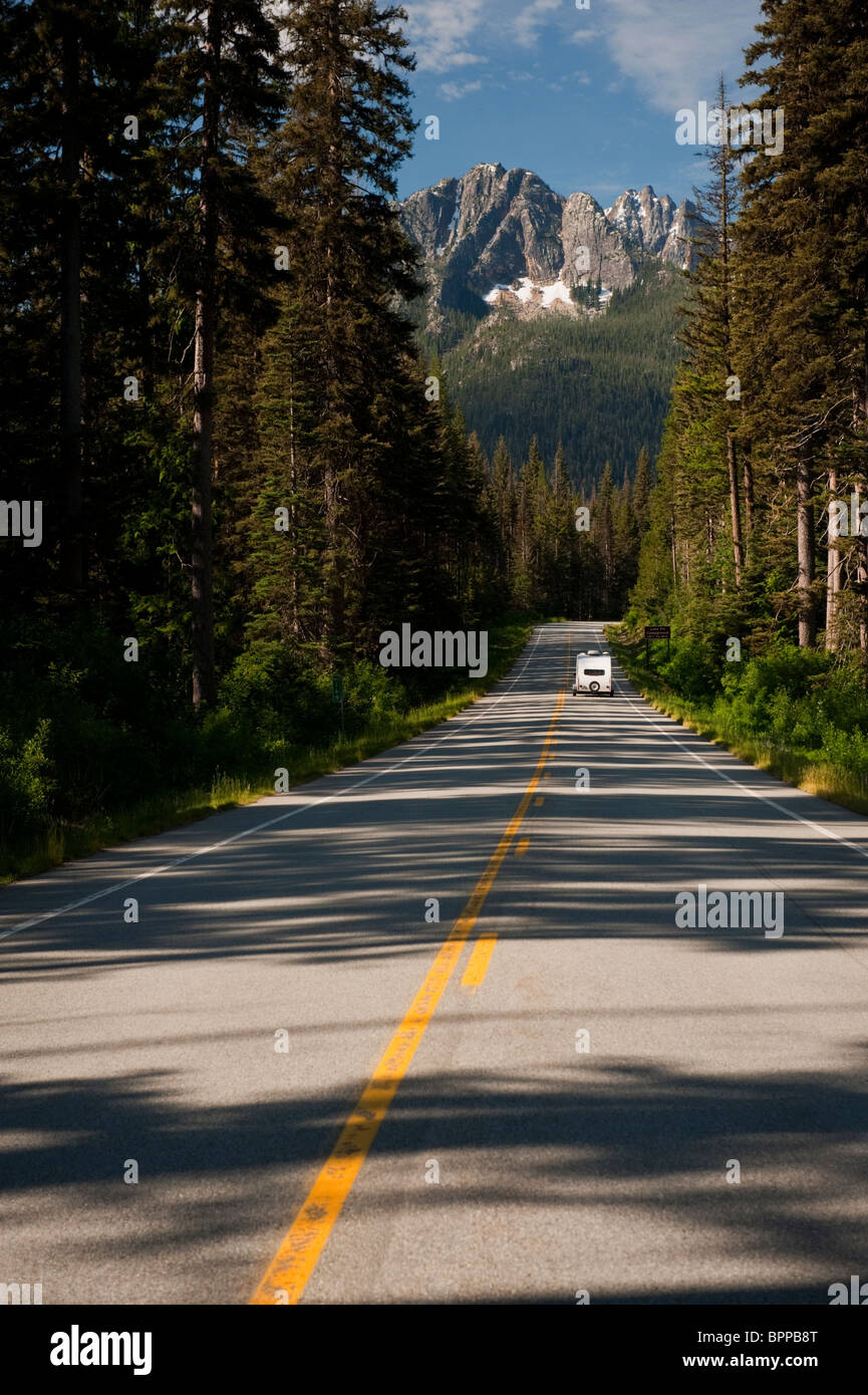 L'autoroute du nord des Cascades dans l'État de Washington. Les autocaravanes et les remorques de rendez-vous au-dessus de Washington durant la saison estivale Banque D'Images