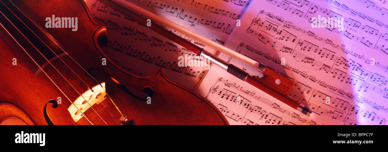 Violon reposant sur des partitions de musique, musique,instrument de musique,musique Banque D'Images