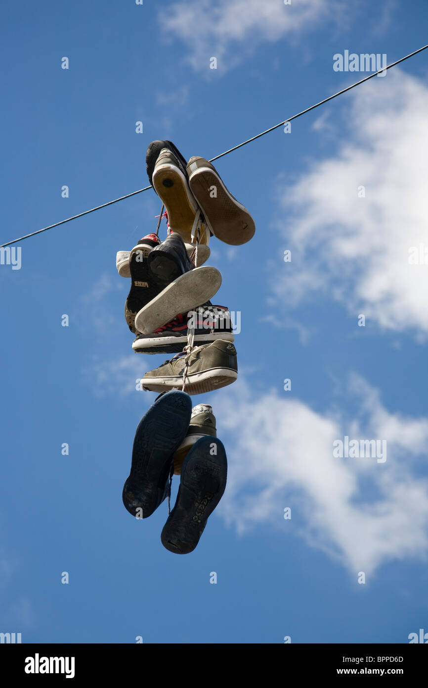 Câble d'alimentation de chaussures à roulettes - les jeter là-haut Banque D'Images