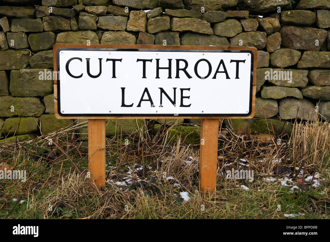 Signe pour un nombre inhabituellement-nommé road près de Shaw Mills, Yorkshire, Angleterre Banque D'Images