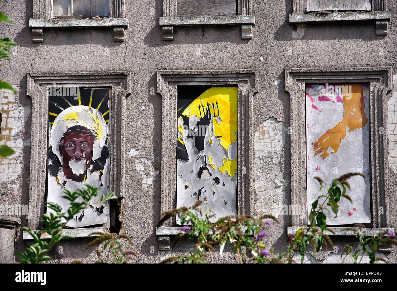 Peintures murales sur l'immeuble en ruines, Brixton, London Borough of Lambeth, Greater London, Angleterre, Royaume-Uni Banque D'Images