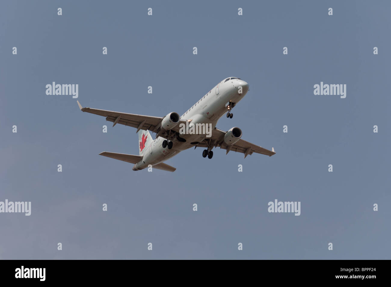 Embraer 170-200LR Air Canada l'approche finale de l'atterrissage. Banque D'Images