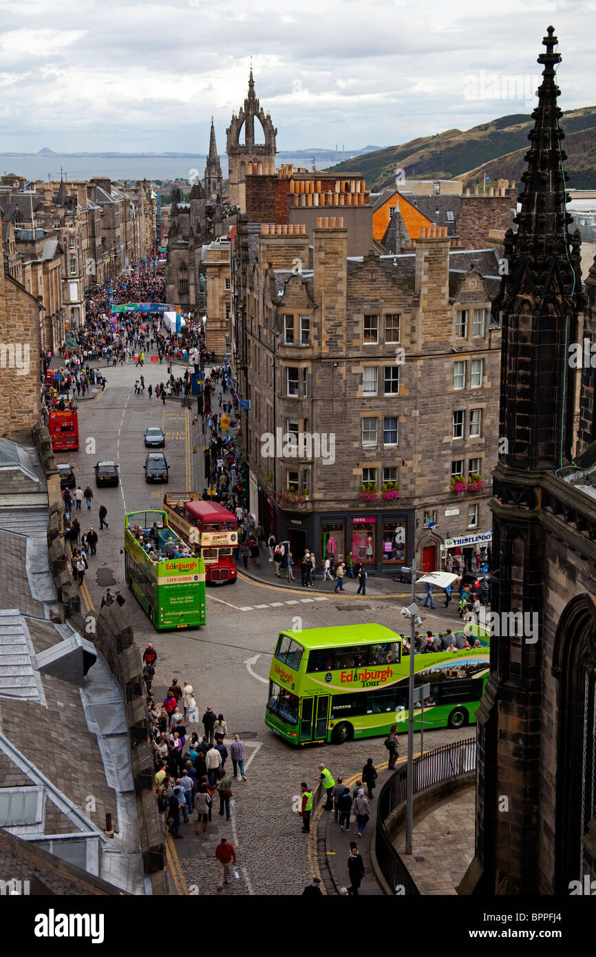 Avis de Royal Mile Edinburgh de Castlehill pendant Festival Fringe d'Écosse Angleterre Europe Banque D'Images
