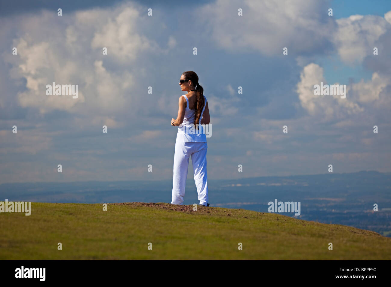 Lorraine Chase acteur admirant Édimbourg vue sur la ville depuis le siège d'Arthur, l'Écosse Angleterre Europe Banque D'Images