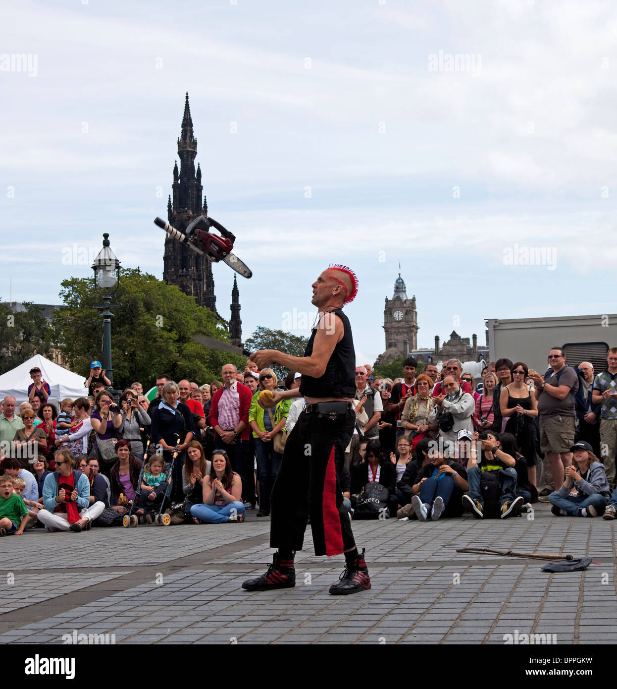 Edinburgh Fringe Festival street performer juggling chainsaw Scotland UK Europe Banque D'Images